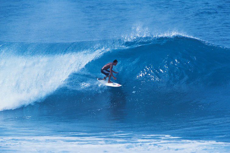 Surfeur hawaïen en plein tube !