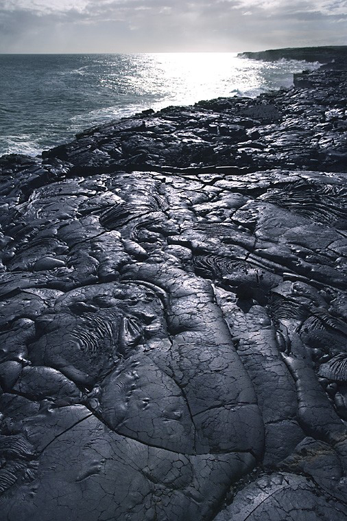 Plage recouverte de la lave d'un volcan