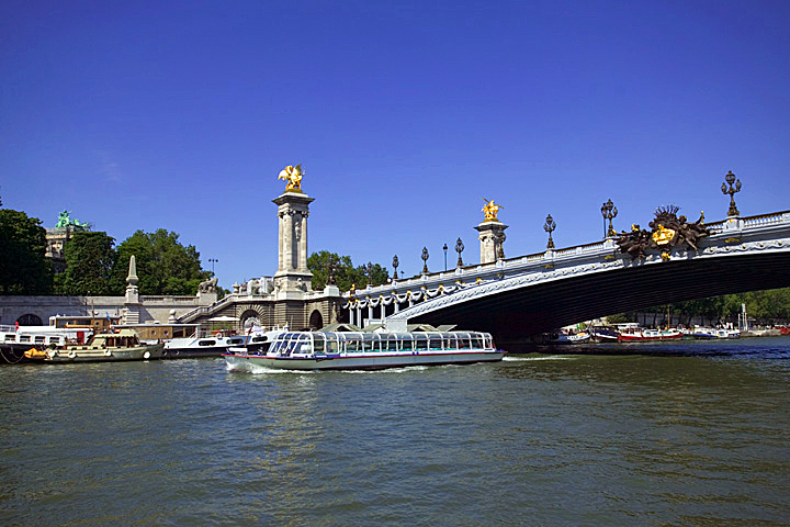 Bateau Mouche passant sous le pont Alexandre III