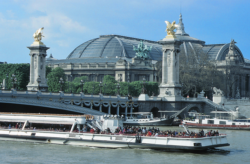 Bateau Mouche passant à proximité du grand Palais