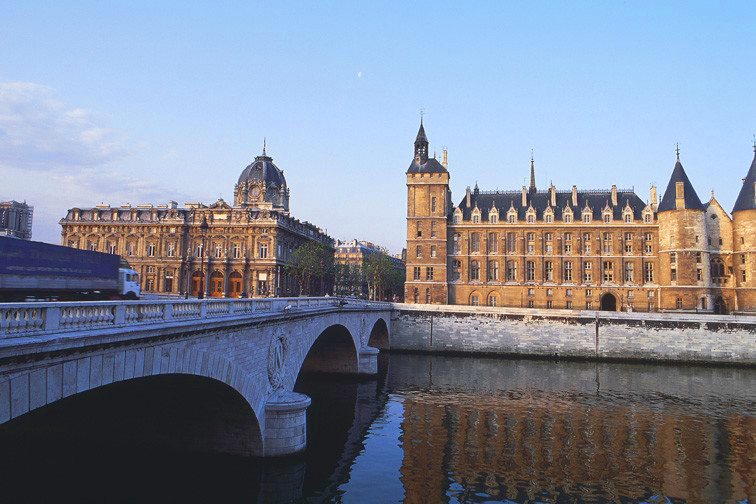 La Conciergerie au bord de la Seine (Palais de Justice)