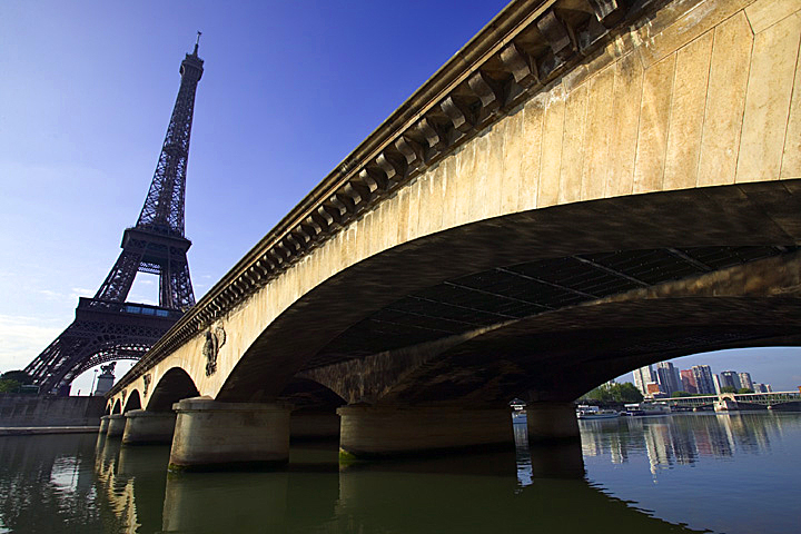 La tour Eiffel, vue depuis la Seine