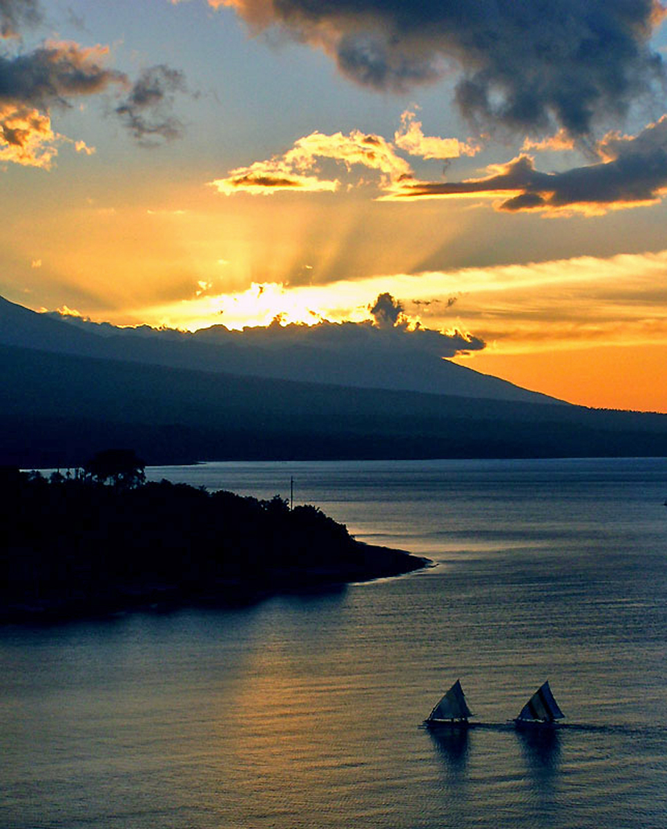 Couché de soleil à Amed dans la baie de Jemeluk