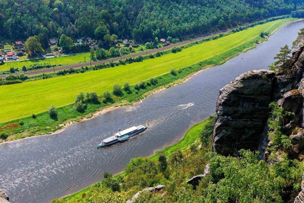 Bateau de croisière sur la rivière Elbe au parc national Sachsische Schweiz