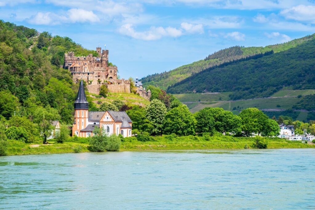 Château de Reichenstein à Trechtingshausen sur la rive du Rhin en Rhénanie-Palatinat, Allemagne