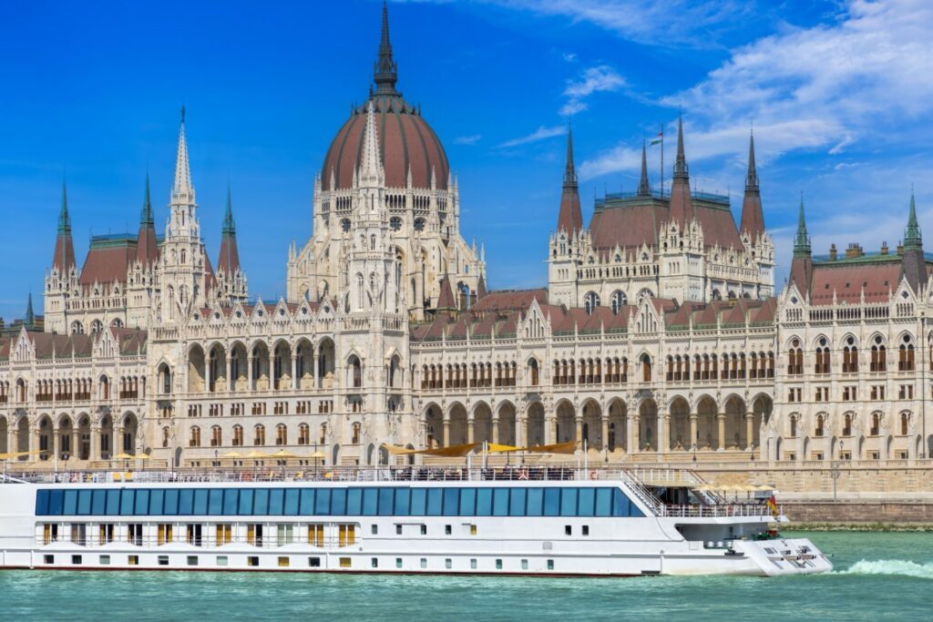 Croisière fluviale sur le Danube près du Parlement de Budapest