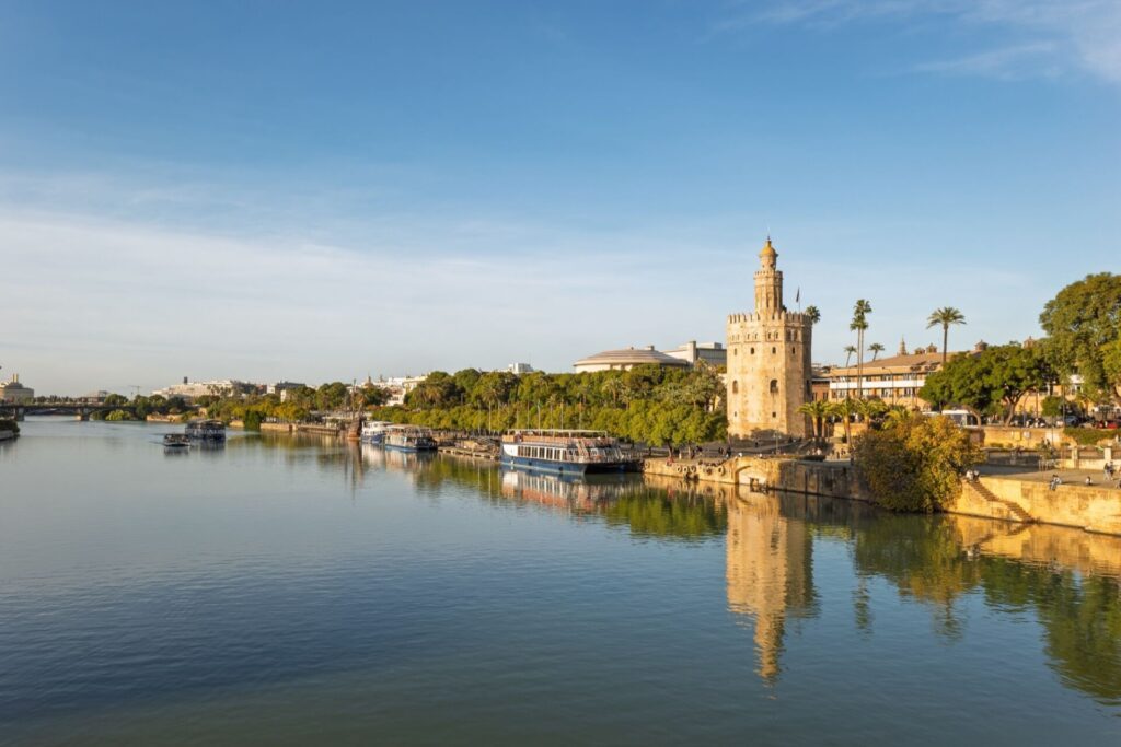 la Torre del Oro (Tour d'Or) située le long du fleuve Guadalquivir à Séville