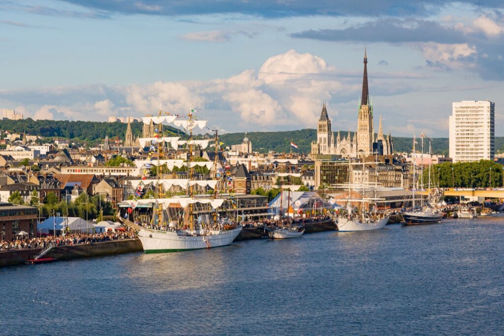 Vue sur Rouen depuis la Seine - croisière fluviale