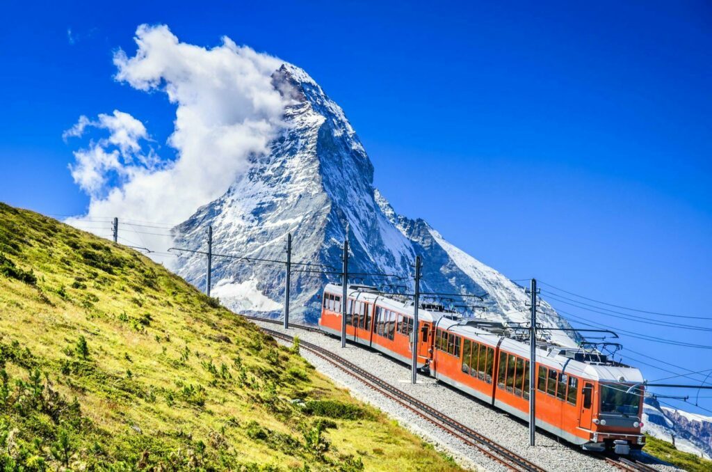 Le train à crémaillère du Gornergrat face au Mont Cervin dans les Alpes suisses