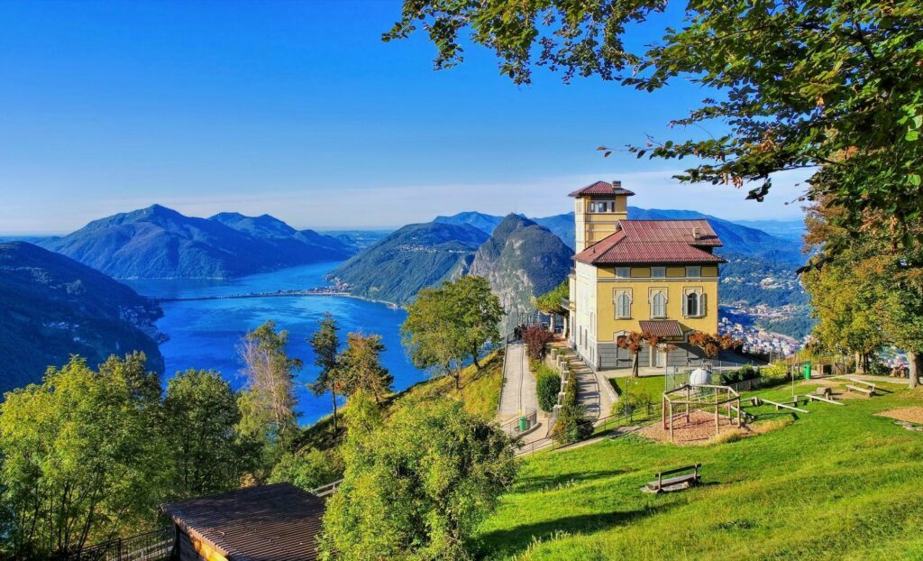 Vue sur le lac de Lugano dans les Alpes suisses