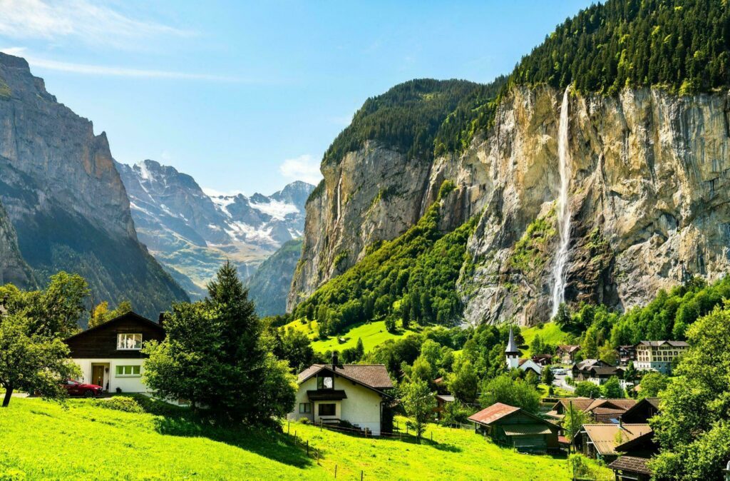 Le village suisse de Staubbach et sa cascade 