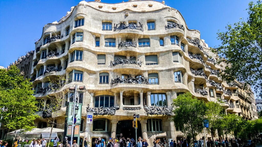 La façade de la Casa Mila à prendre en photos à Barcelone