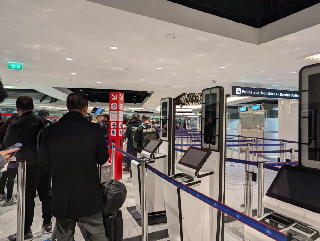 Contrôle des passeports à l'Aéroport Charles de Gaulle