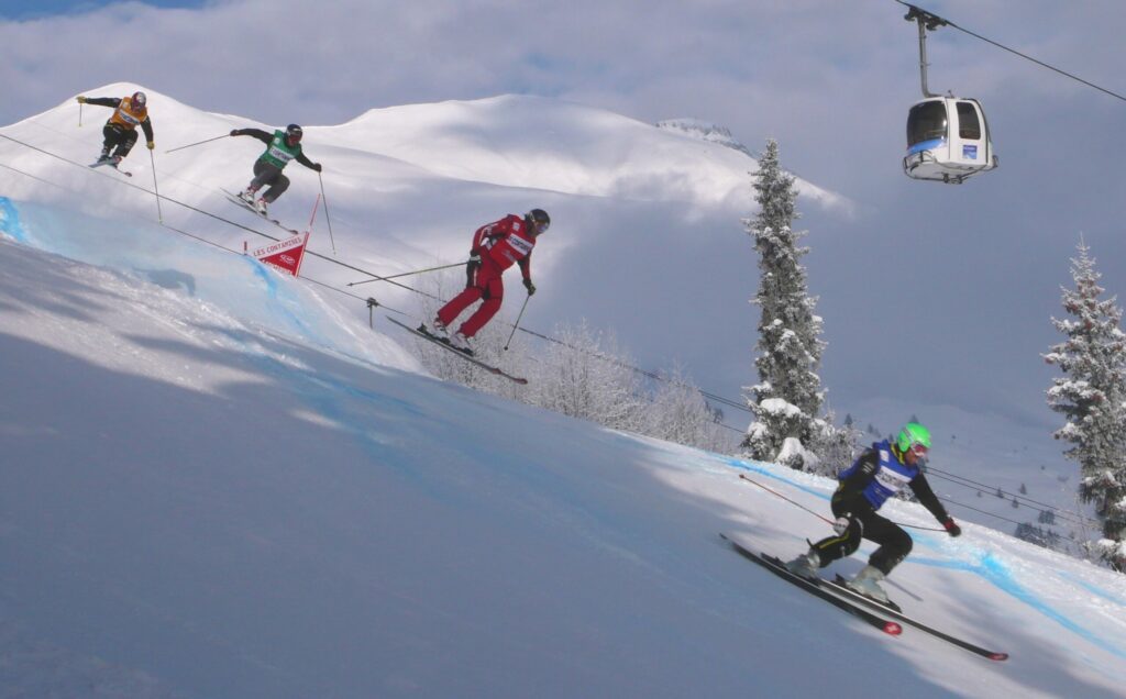 Une compétition de skicross