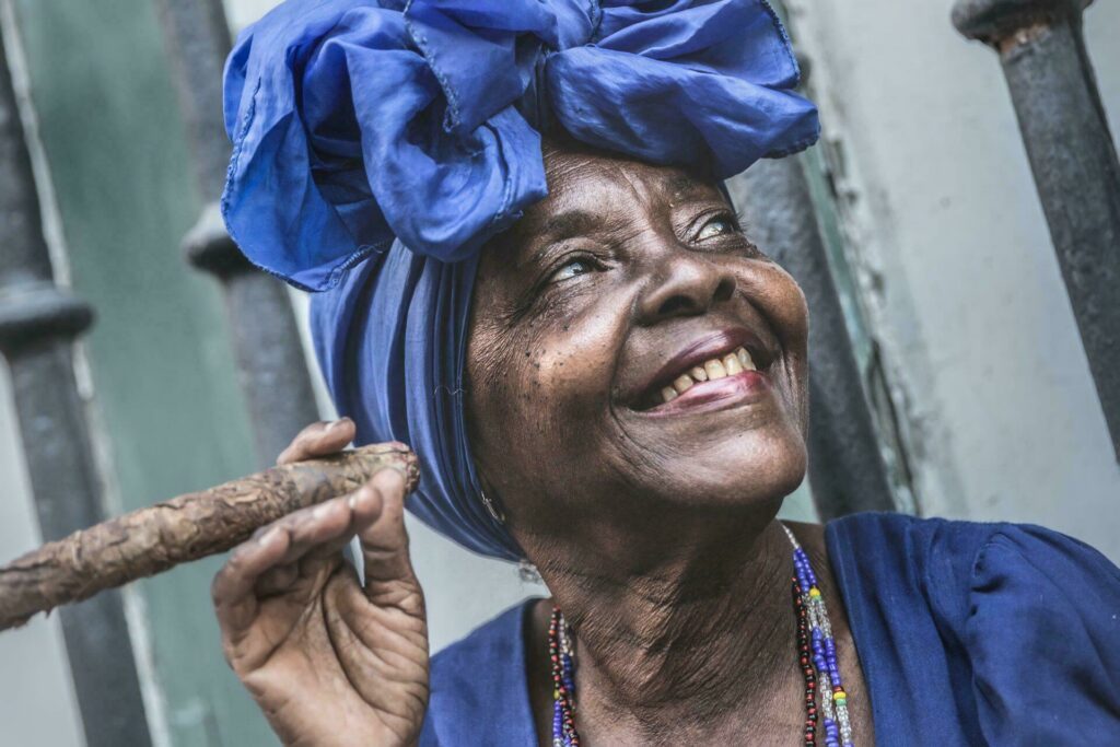 Cuba femme fume le cigare La Havane