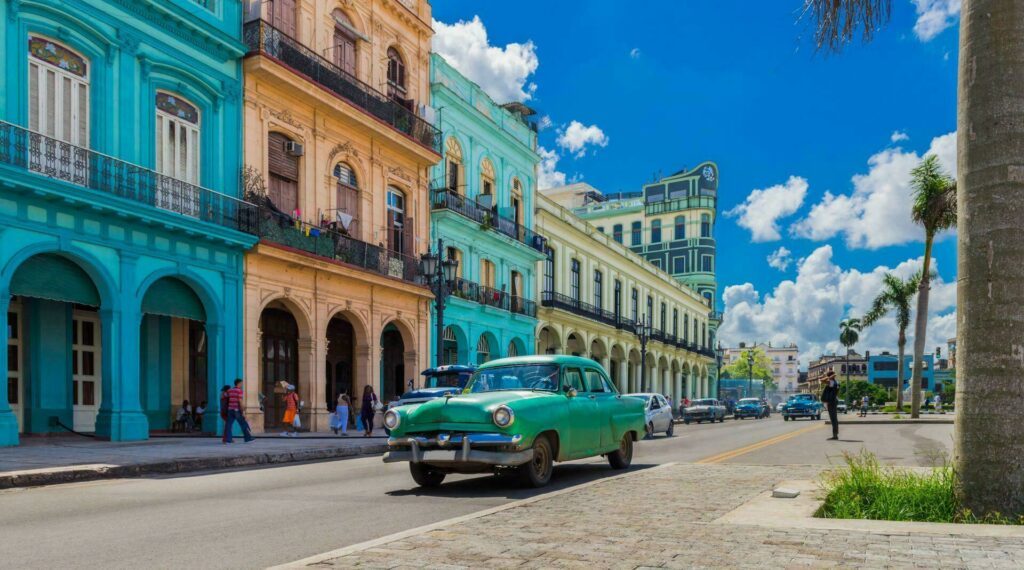 Cuba La Havane voiture ancienne maisons colorees