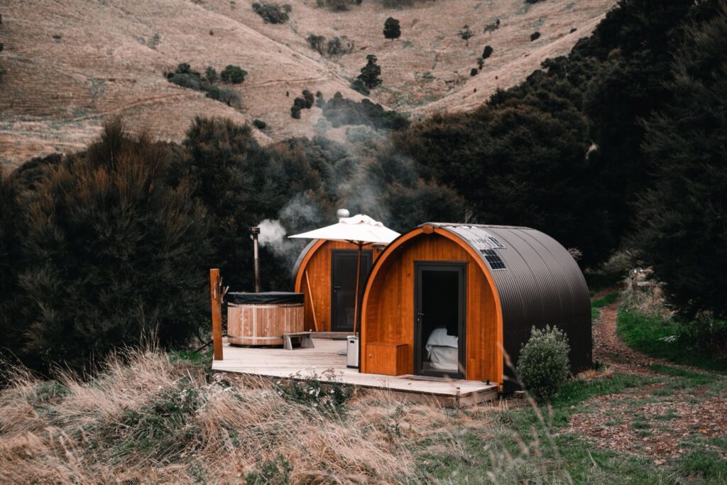 Deux pods avec jacuzzi au milieu de la nature