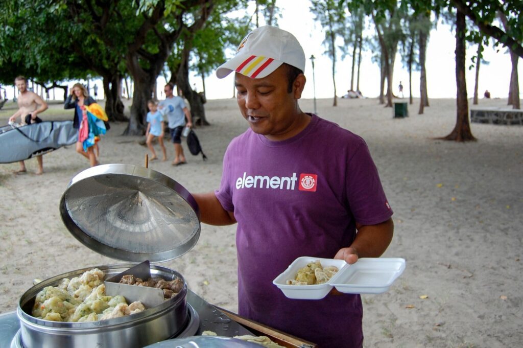 Mauricien vendant de la nourriture près de la plage