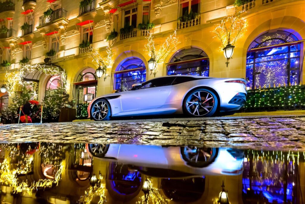 Une Aston Martin devant le palace parisien l'Hôtel Plaza Athénée