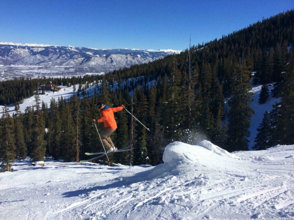 Skier dans les Rocheuses à Aspen