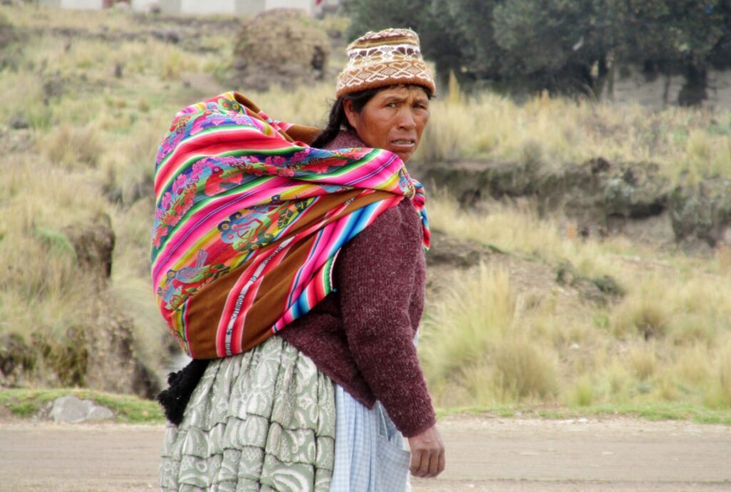 Femmes boliviennes vêtues de manière traditionnelle dans les rues de La Paz, Bolivie