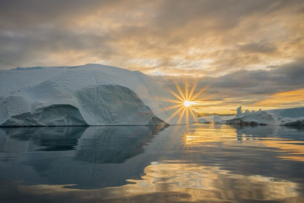 Un iceberg incroyable au soleil de minuit (Groenland)