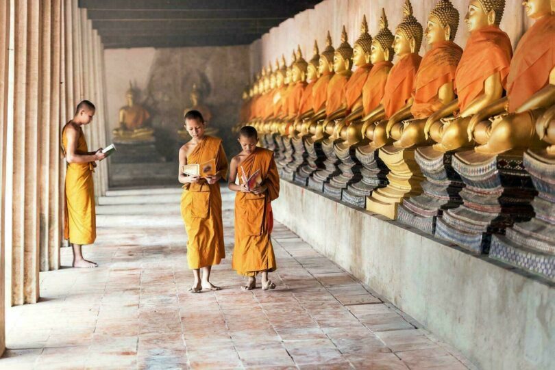jeunes moines bouddhistes birmanie