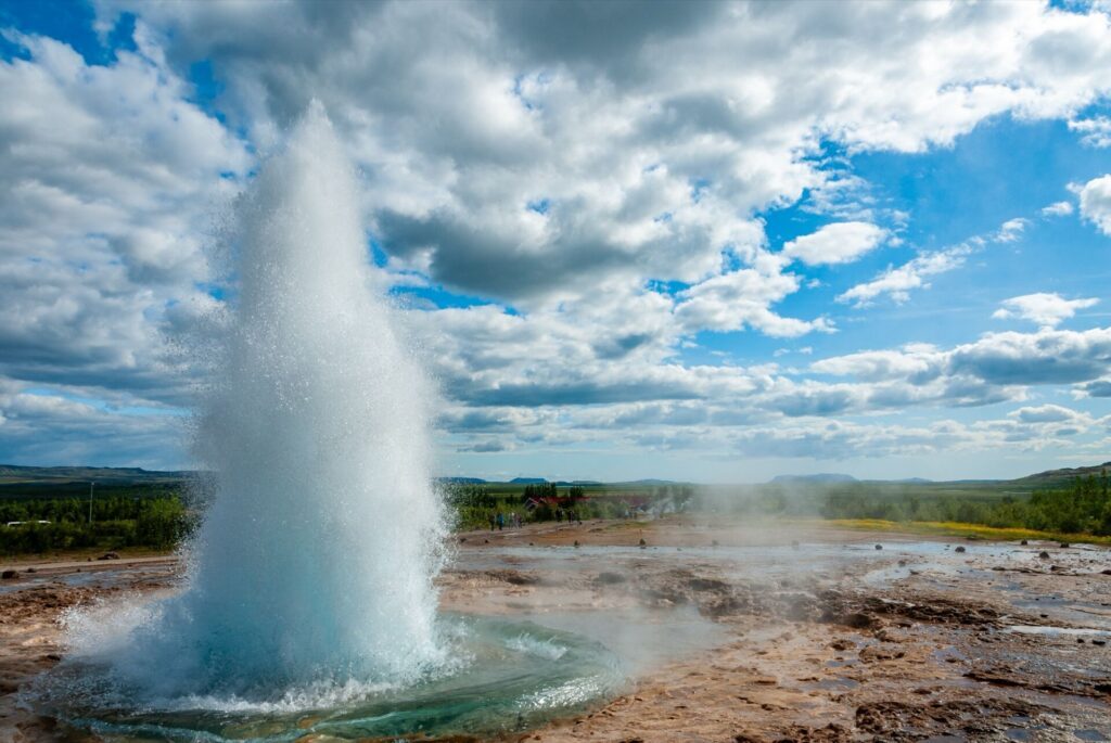 Le geyser Strokkur entre en éruption (Islande)