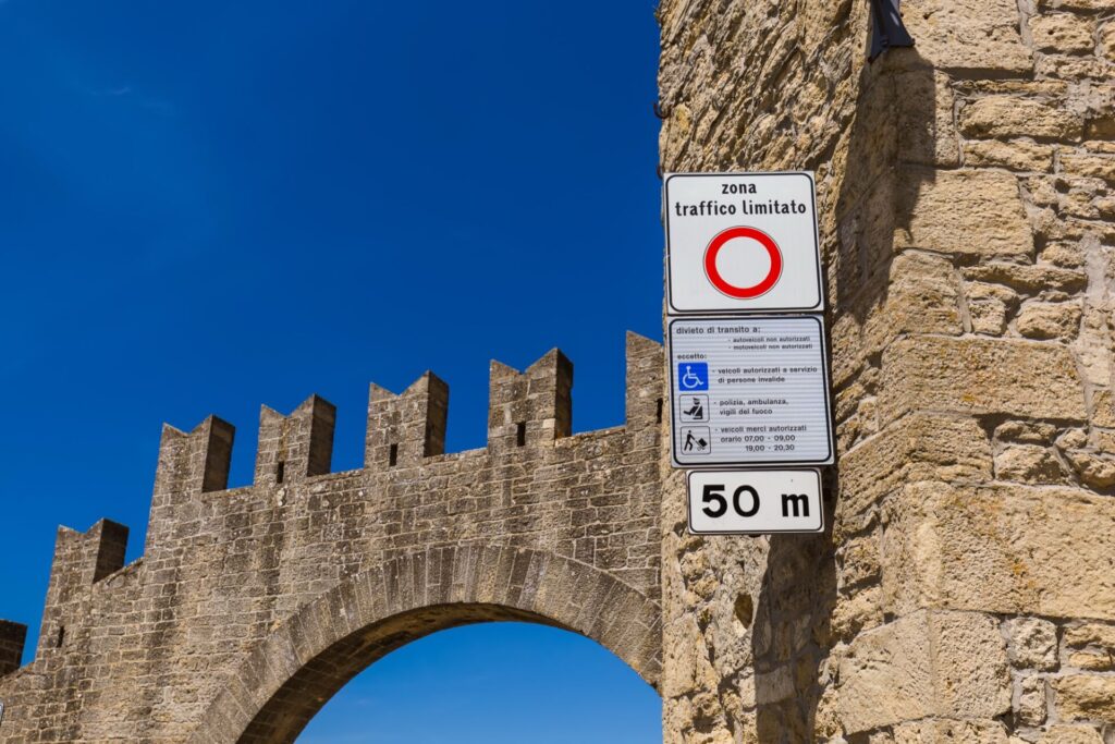 Panneau indiquant une ZTL (Zona a traffico limitato) en Italie