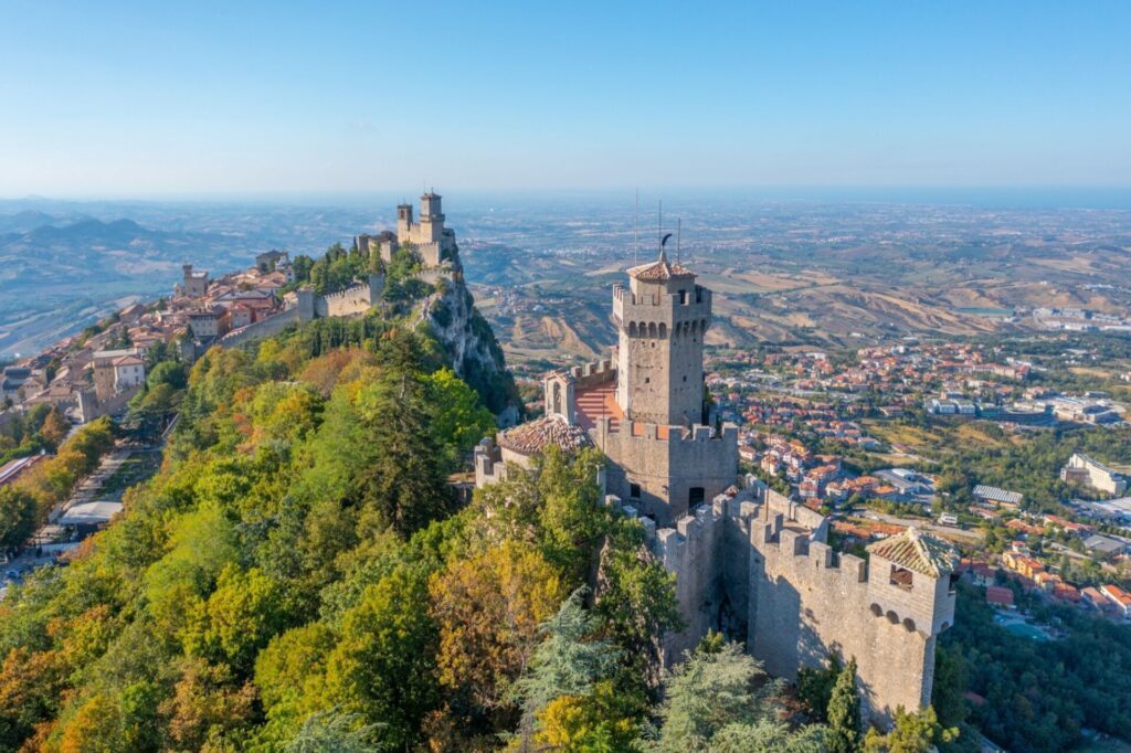 Vue aérienne de Saint-Marin dominée par Torre Guaita et Torre Cesta (Italie)