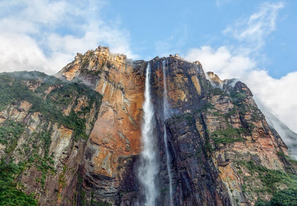 Salto Angel au Venezuela, la cascade la plus haute au monde (978 m)