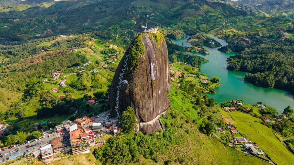 Grimper les marches de la Piedra del Peñol en Colombie