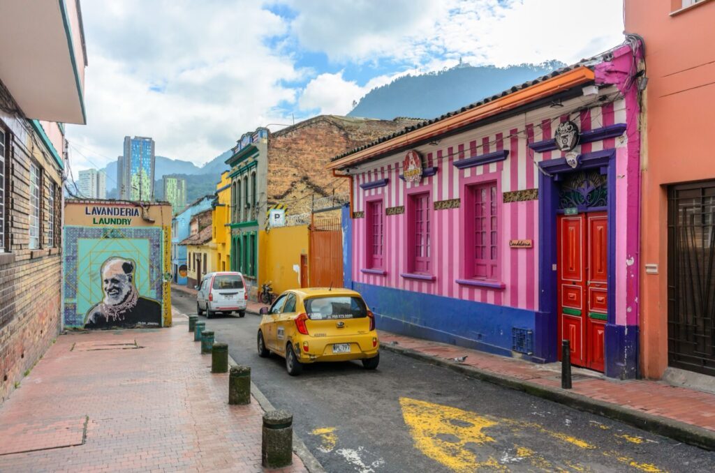 taxi dans une rue de la vieille ville de Bogota