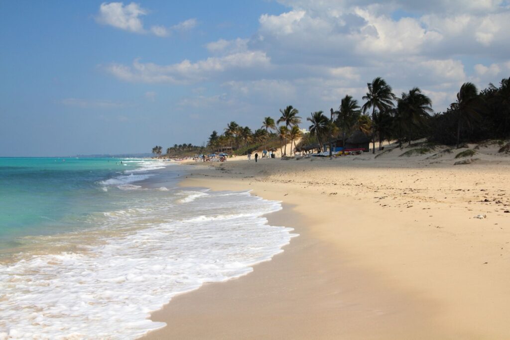 la Playa Megano, une des plages des Playas del Este, aux abords de La Havane