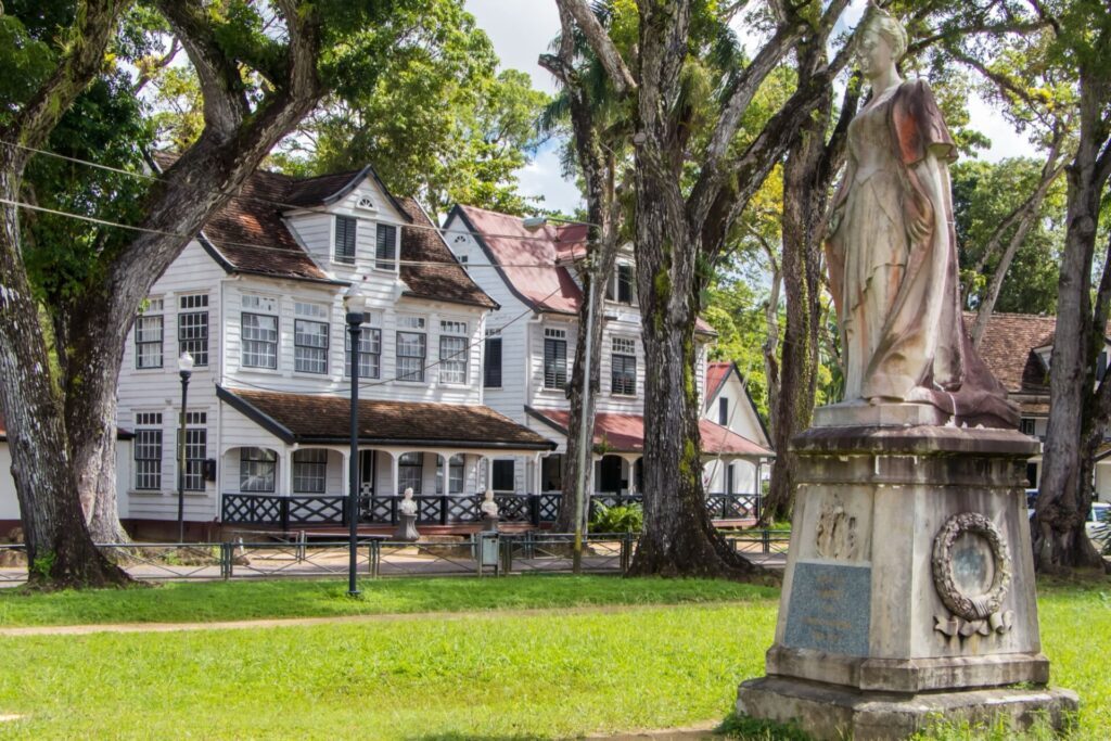 Paramaribo et ses maisons en bois blanc, capitale du Suriname