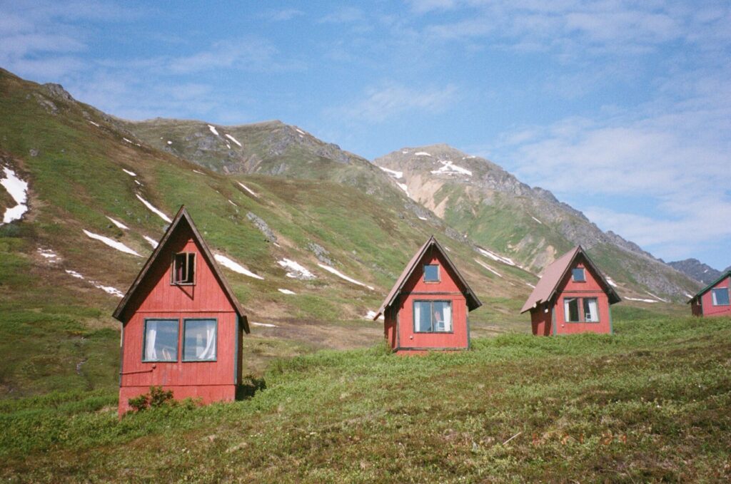 Petits chalets en montagne dans le col de Hatcher, Alaska