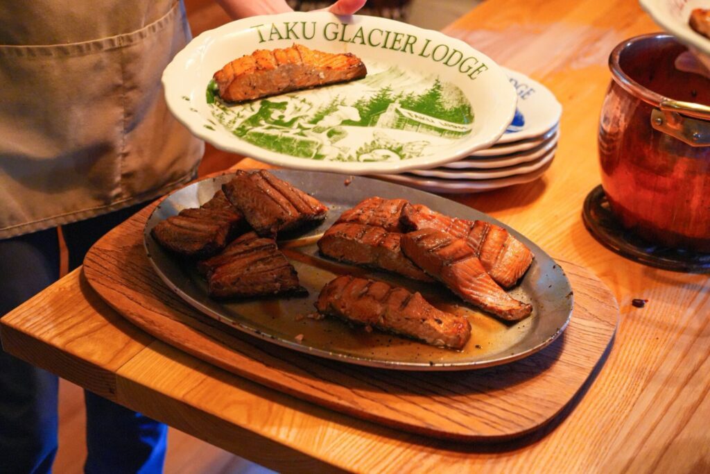 Saumon cuit au restaurant du glacier Taku - sud-est de Alaska