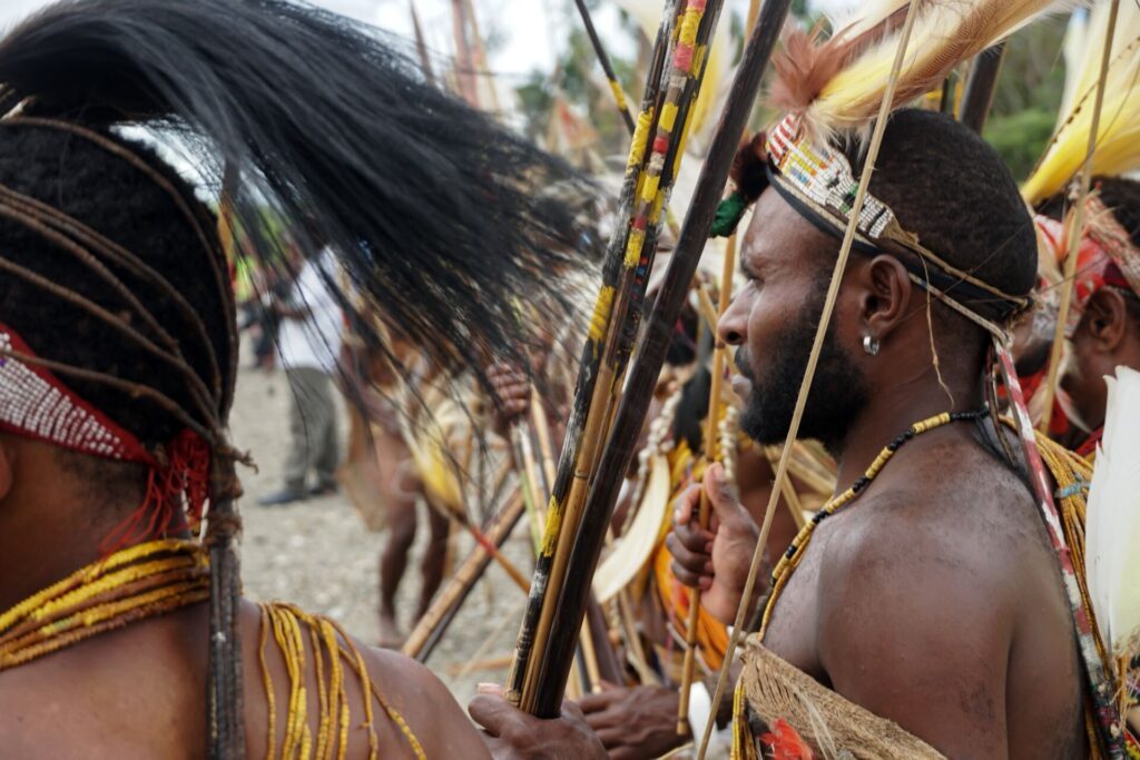 Hommes de Papouasie portant des vêtements traditionnels