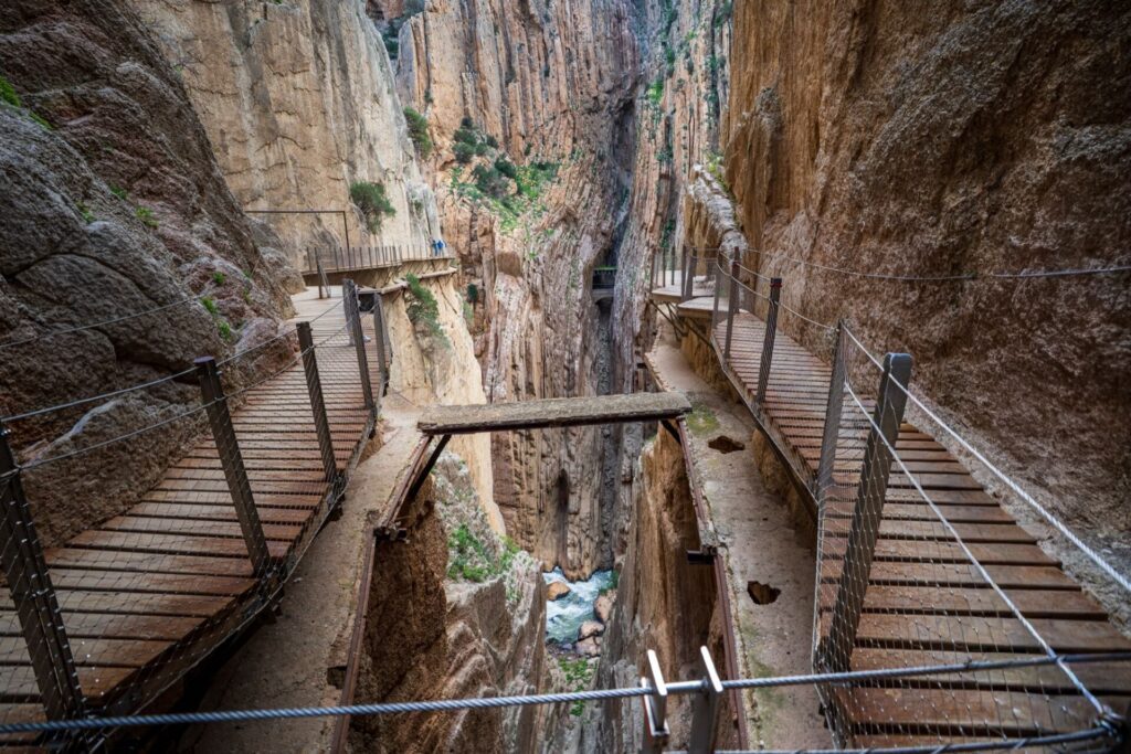 La nouvelle passerelle installées au dessus de l'ancienne structure du Caminito del Rey