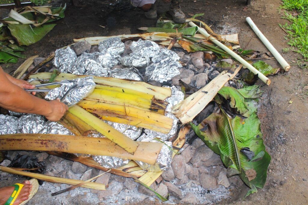 Le mumu est l’un des modes de cuisson les plus emblématiques de Papouasie-Nouvelle-Guinée