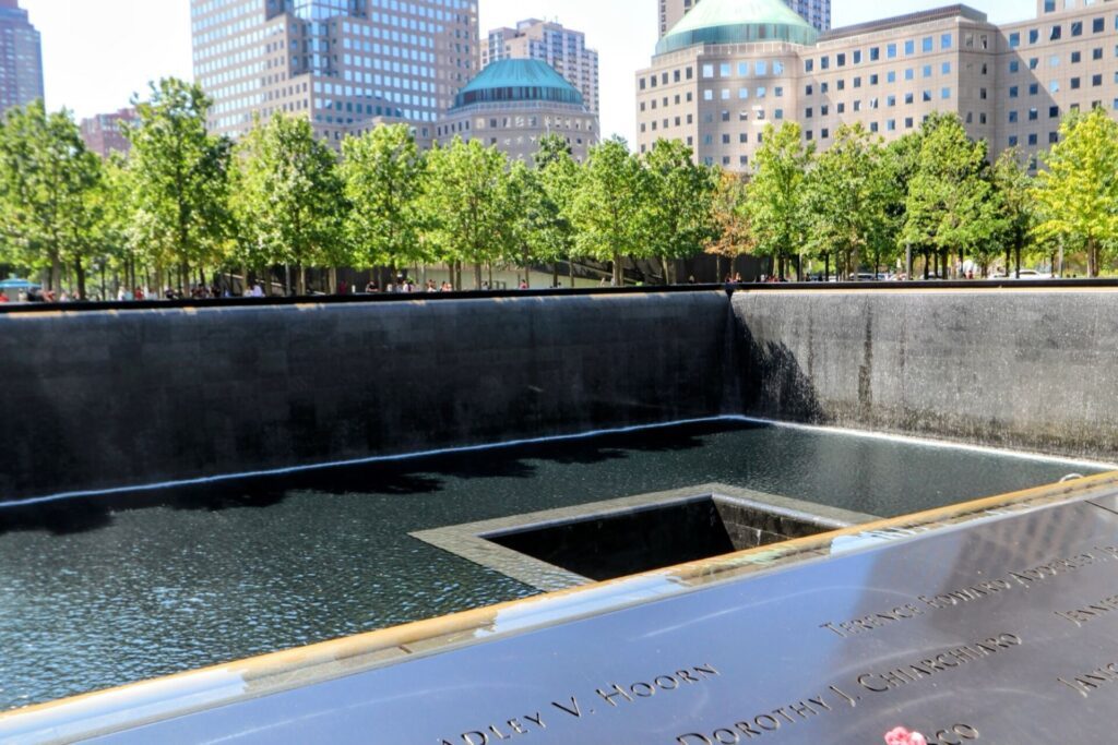 Au pied du One World, les deux bassins en mémoire des Twin Towers