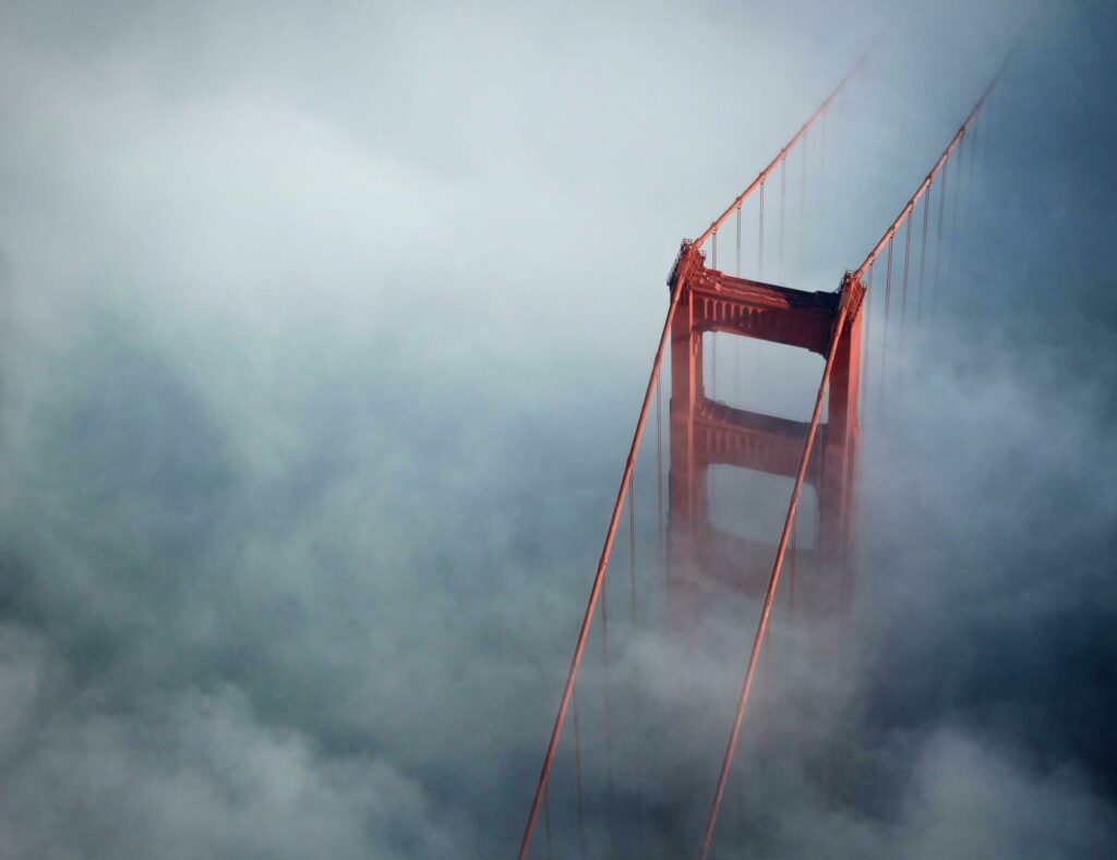 Le Golden Gate Bridge dans le brouillard