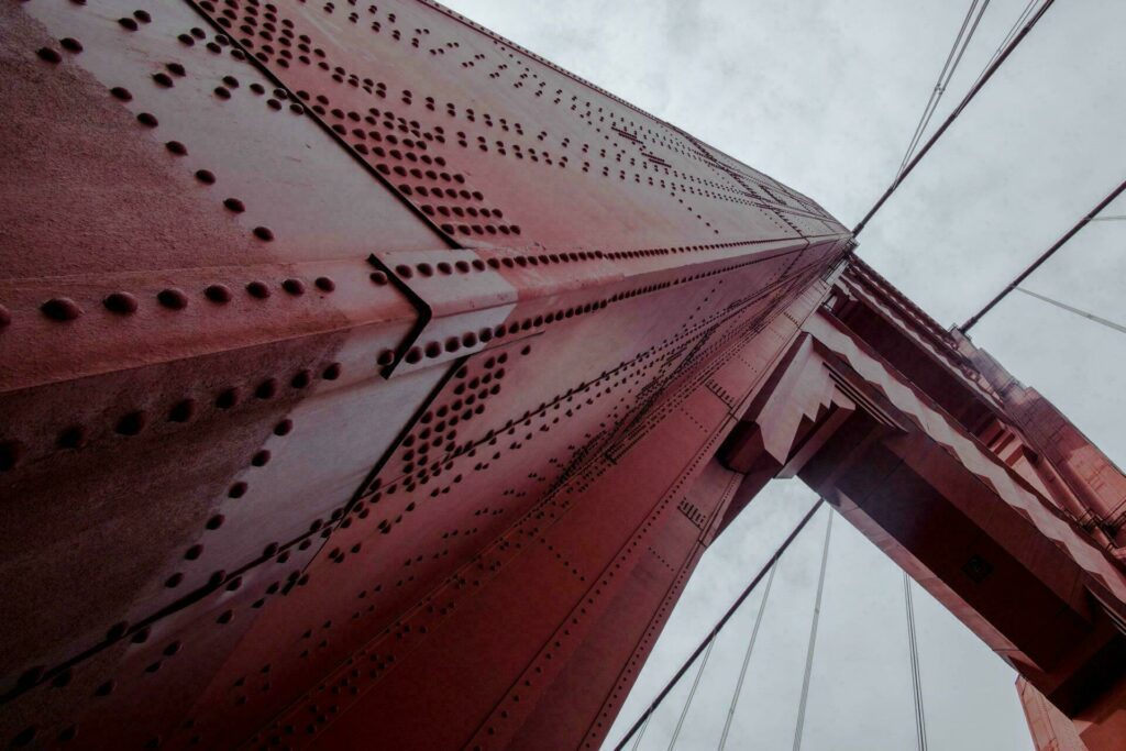 La couleur orange-rouge du pont 