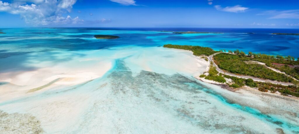 Vue Aérienne de la côte nord de l'île d'Exuma avec la plage d'Exuma Point, Bahamas, Caraïbes