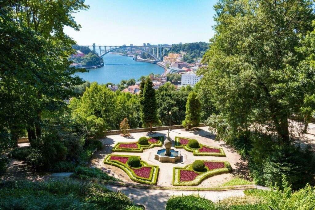 Porto jardins du palais de cristal vue sur le Douro et le pont Ponte d'Arrábida Arrábida