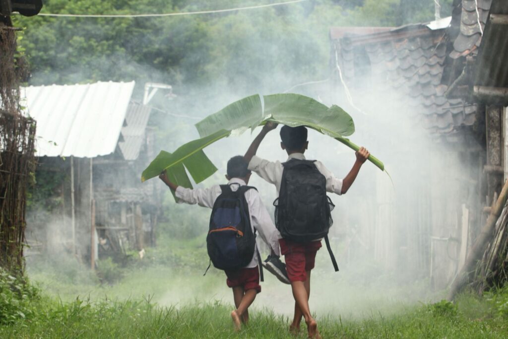 Ecoliers indonésiens marchent sous la pluie