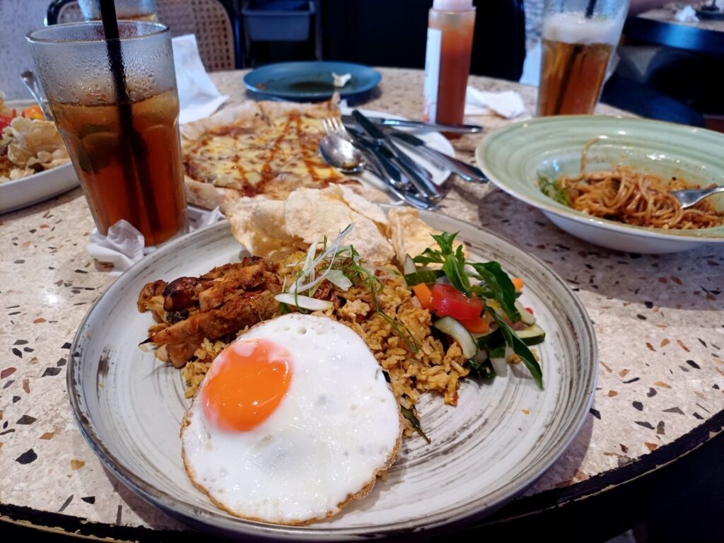 Le Nasi Goreng en Indonésie est l'un des plats indonésiens les plus célèbres