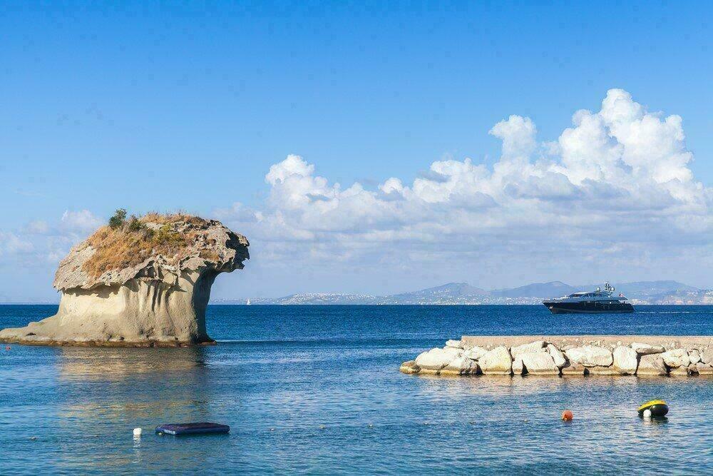 Il Fungo, rocher en forme de champignon à Lacco Ameno, Ischia