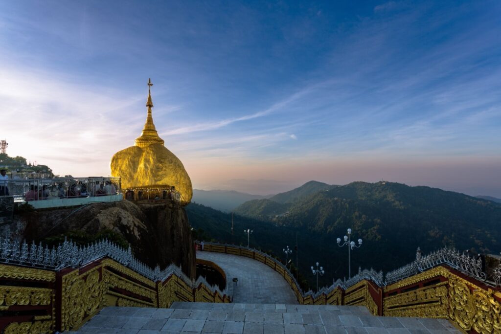 Lever de soleil face au Rocher d’Or de Kyaiktiyo (Myanmar)