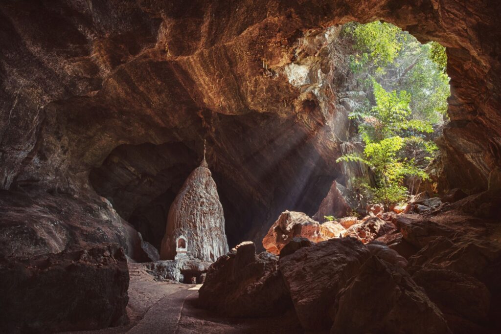 rayons lumineux à l'intérieur de la grotte de Sadan près de Hpa-An au Myanmar